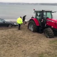 Atascas tu Bentley en la playa y queda atrapado hasta el tractor que viene a rescatarte (vídeo)