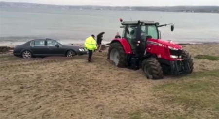 Atascas tu Bentley en la playa y queda atrapado hasta el tractor que viene a rescatarte (vídeo)