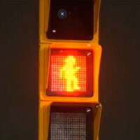 "¡Quietooorl!" El semáforo de Chiquito de la Calzada ya está "¡al ataquer!" en Málaga