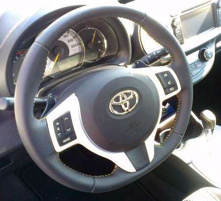 Volante con levas del Toyota Yaris SoHo