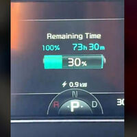 "Me voy a pasar la vida aquí". Se compra un coche eléctrico y monta un pollo porque descubre que tarda tres días en cargarlo