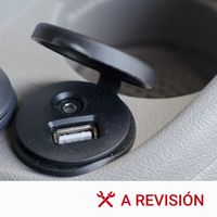 Por qué cargar el teléfono móvil con el USB del coche puede no ser suficiente