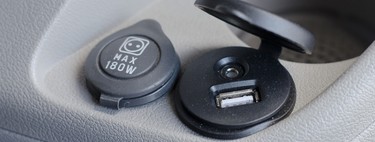 Por qué cargar el teléfono móvil con el USB del coche puede no ser suficiente