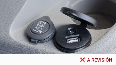 Por qué cargar el teléfono móvil con el USB del coche puede no ser suficiente