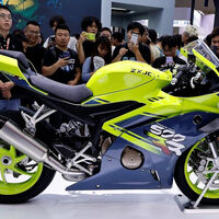 Hay una marca que lo está petando en China con una sola moto. Su fundador es famoso y llegará a Europa con dos ideas revolucionarias 