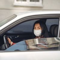 La mascarilla seguirá siendo igual de obligatoria en el coche durante la nueva normalidad, y la multa por no llevarla será de 100 euros