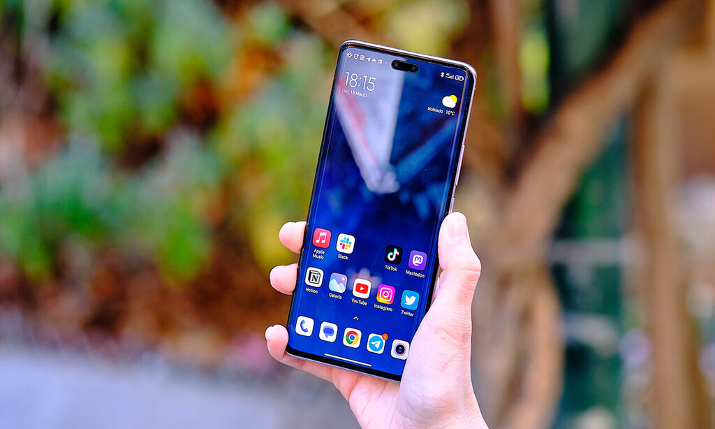 Este móvil Xiaomi de gama media tiene diseño Premium, pantalla OLED y cuesta poco más de 400 euros