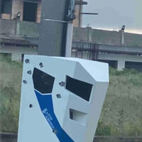 Hay un radar al que le han prendido fuego, le han apaleado y hasta le han disparado. Pero sigue funcionando y ahora van a poner otro