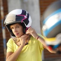 La DGT prohibirá el uso de los populares cascos jet en carretera y solo dejará usar integrales y modulares