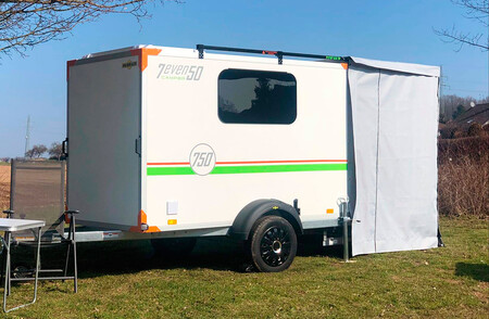 Esta minicaravana puede remolcarse con el carnet de coche, cuesta 12.600 euros y lo tiene todo para disfrutar al aire libre
