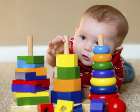 Bebe Jugando Con Apilables