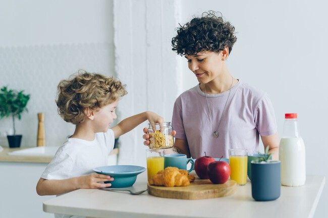 Madre desayunando con su hijo