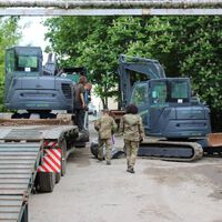 Habíamos visto de todo en Ucrania, pero esto es nuevo: ni drones ni misiles, las excavadoras han llegado al frente  