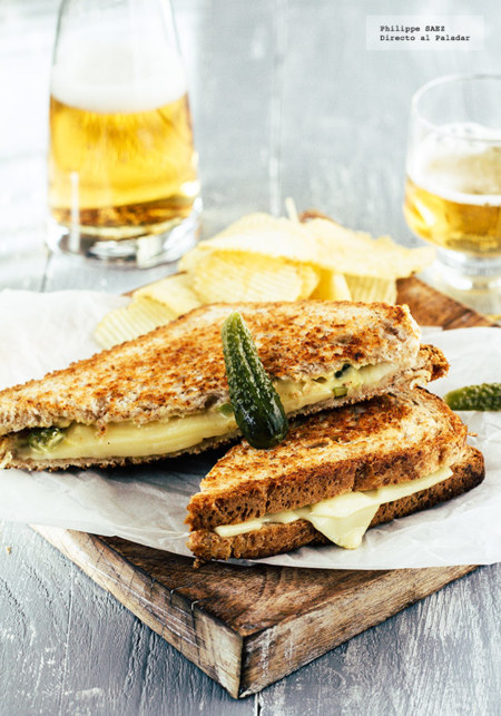Sándwich caliente de queso emmental con dip de mostaza. Receta fácil