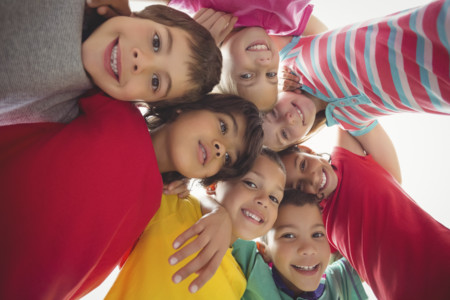 En una escuela de Australia prohíben a los niños abrazarse