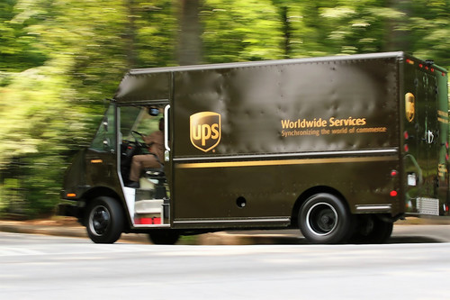 Sí, UPS hace años que evita girar hacia la izquierda, y así lleva ahorrados casi 38 millones de litros de gasolina anuales