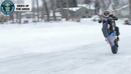 Récord Guinnes de velocidad haciendo un caballito sobre hielo ¿Alguien da más?
