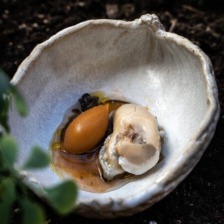 Ostra con helado de berenjena escabechada y aceitunas anisadas. ©Montia.