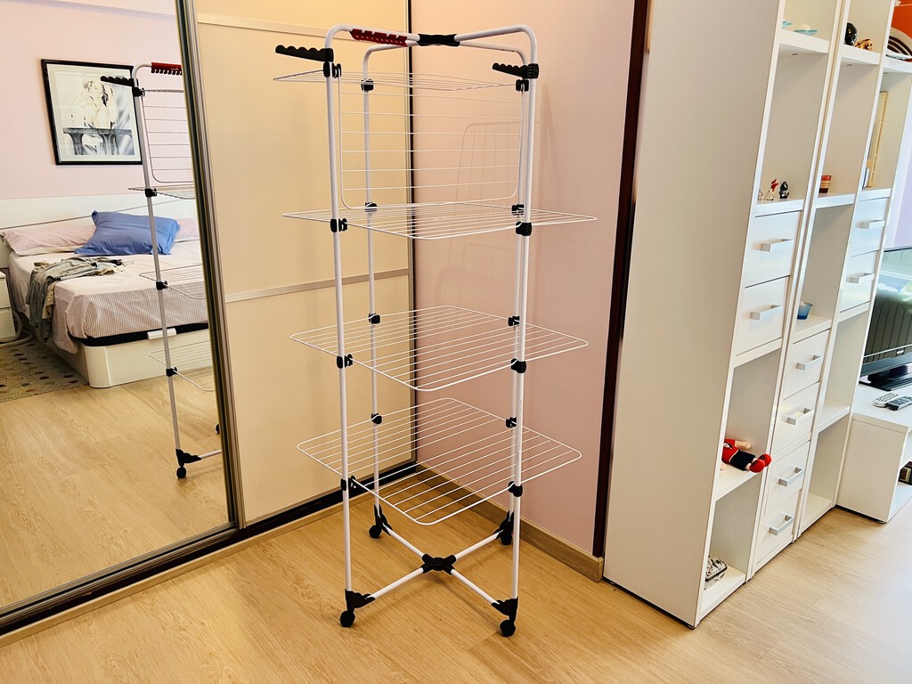 Este tendedero vertical para mi pequeño apartamento ha sido mi mejor compra del año