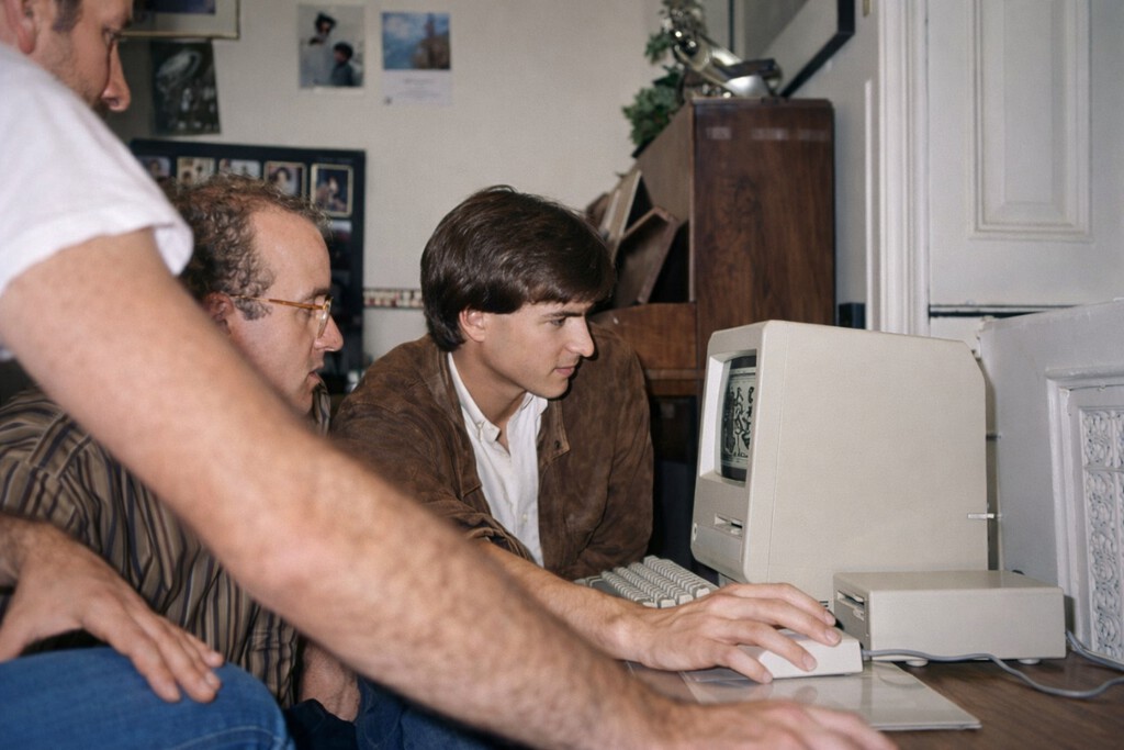 Steve Jobs fue la estrella de un cumpleaños del hijo de John Lennon. Asombró a todos con su icónico regalo: el Macintosh 128K