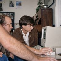 Steve Jobs fue la estrella de un cumpleaños del hijo de John Lennon. Asombró a todos con su icónico regalo: el Macintosh 128K