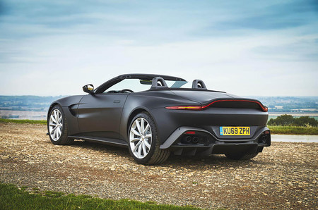 El Aston Martin Vantage Roadster se deja ver en estas primeras imágenes antes de su presentación oficial