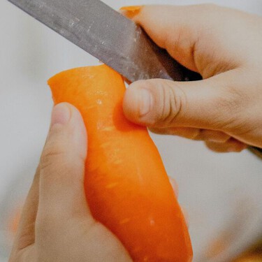 Deja de pelar las zanahorias: el error común en la cocina que muchos cometen