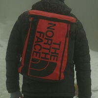 Esta chaqueta The North Face es impermeable, cortavientos y la mejor compra de rebajas que haremos jamás 