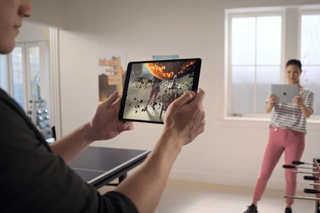 複数のデバイス間でプレイするためにインターネット接続を必要としない AR とゲームの共有エクスペリエンス