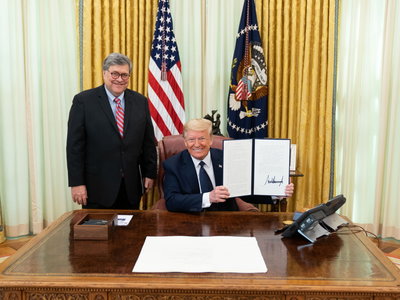 El último plan de Trump busca situar a las redes sociales ante un dilema: o dejar de "censurar" o exponerse a miles de demandas