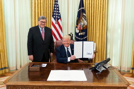 El último plan de Trump busca situar a las redes sociales ante un dilema: o dejar de "censurar" o exponerse a miles de demandas
