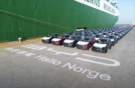 El BYD Tang desembarca en Europa: un SUV eléctrico chino de siete plazas y batería resistente a prueba de clavos