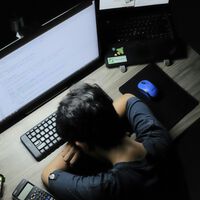 Nos estamos medicando a gran escala para combatir el insomnio. La ciencia cree que es matar moscas a cañonazos