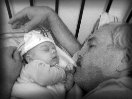 "Thiaguito" durmiendo con su abuelo