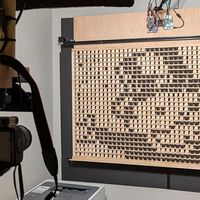 Engenheiro passa seis anos construindo a "tela mais impraticável do mundo", feita de madeira e com resolução de 1.000 pixels 