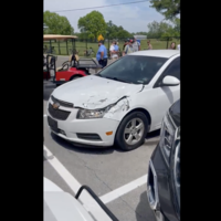 Neumático sale disparado en Indy 500 y termina estrellándose en un Chevrolet Cruze