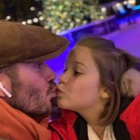 David Beckham es fuertemente criticado de nuevo, al publicar una foto besando a su hija de siete años 