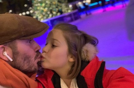 David Beckham es fuertemente criticado de nuevo, al publicar una foto besando a su hija de siete años