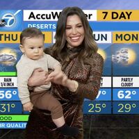 El tierno vídeo en que un bebé interrumpe a su madre mientras informa del tiempo en directo en televisión y ella le coge en brazos