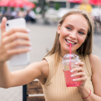 Beber agua ya no es suficiente: ahora tiene que ser "funcional", "consciente" y, por supuesto, instagrameable