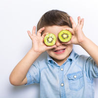 Las frutas en la alimentación infantil: kiwi, piña, plátano y otras frutas tropicales  