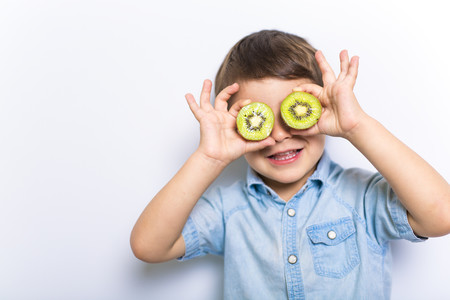 Las frutas en la alimentación infantil: kiwi, piña, plátano y otras frutas tropicales