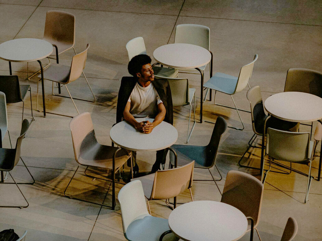 La psicología sugiere que las personas más solitarias no son las que no le caen bien a nadie; son las amables y serviciales que todos aprecian 