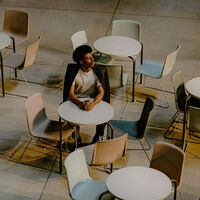 La psicología sugiere que las personas más solitarias no son las que no le caen bien a nadie; son las amables y serviciales que todos aprecian 