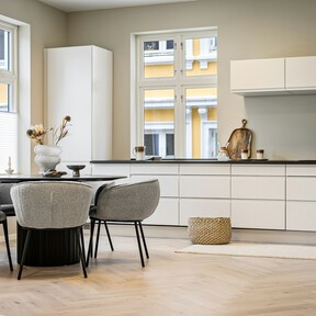 Parece de Ikea, pero es de Leroy Merlin: así es el carrito auxiliar con aires de isla de cocina que suma almacenamiento 