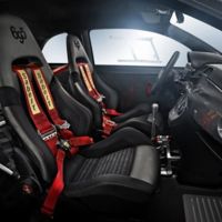 El Abarth 695 Biposto cuesta 40.900 euros pero te puedes gastar otros 30.000 euros en extras