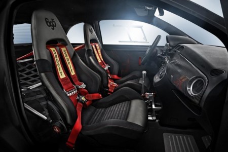 El Abarth 695 Biposto cuesta 40.900 euros pero te puedes gastar otros 30.000 euros en extras