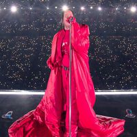 Rihanna anuncia que está embarazada durante su actuación en el medio tiempo de la Super Bowl