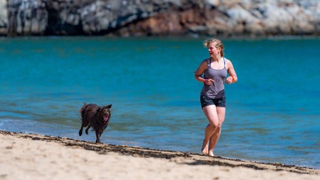 Los beneficios de dar un paseo a la orilla del mar este verano