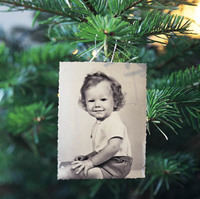 Decora el árbol de Navidad con fotos familiares
